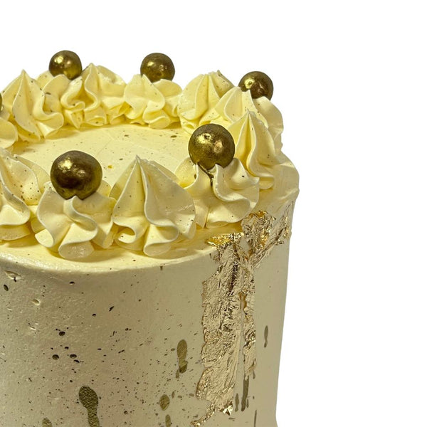 white-and-gold-cake-buttercream-decorated-icing-wedding-cakes